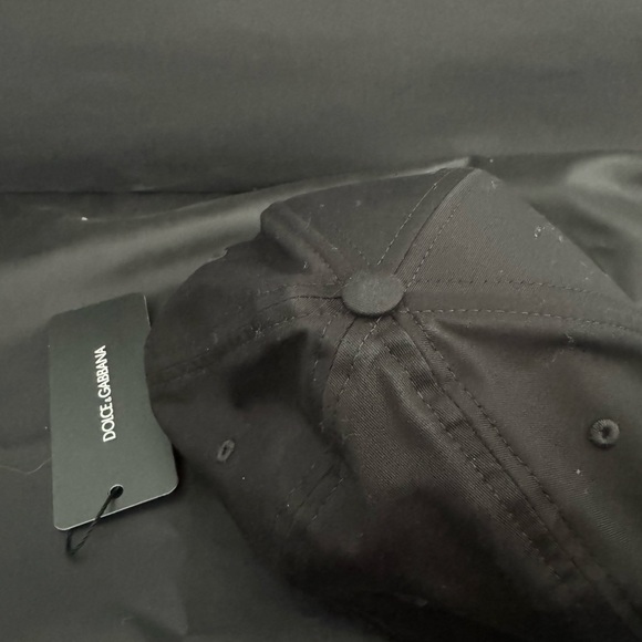 Dolce&gabbana cap size of this cap is 57 its black comes with dustbag - Picture 3 of 5